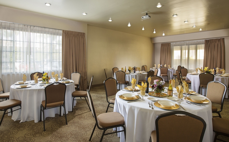 Imagen de los interiores del Hotel Coast Burbank. Foto 14