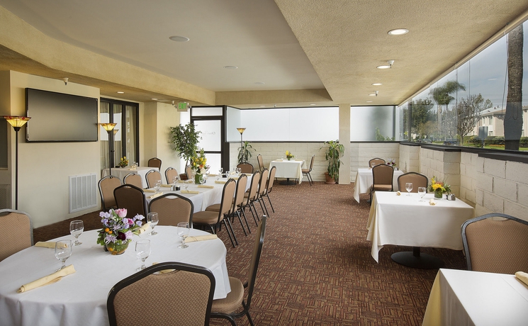 Imagen del bar/restaurante del Hotel Coast Burbank. Foto 6