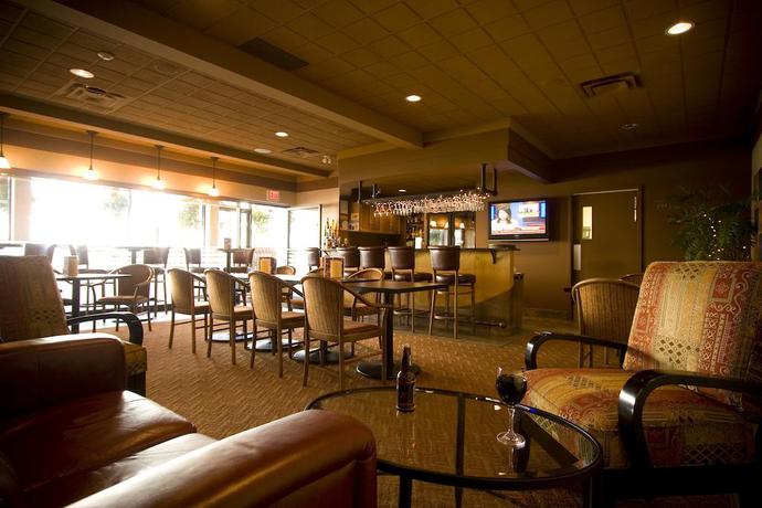 Imagen del bar/restaurante del Hotel Coast Discovery Inn. Foto 2