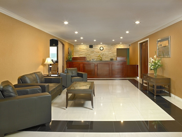 Imagen de los interiores del Hotel Coast Fraser Inn. Foto 10