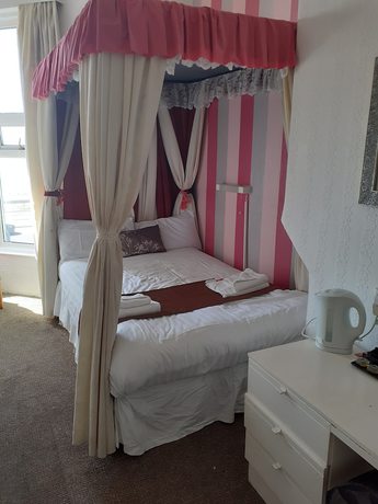 Imagen de la habitación del Hotel Coastal Bay. Foto 7