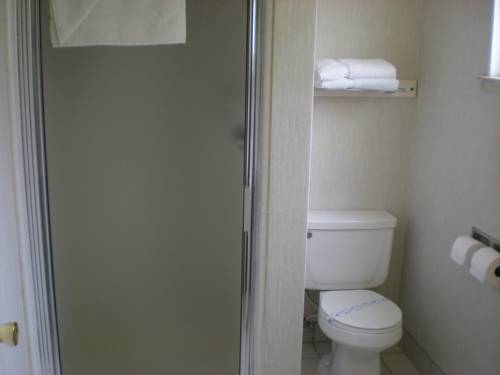 Imagen de la habitación del Hotel Coastal Breeze Inn. Foto 8