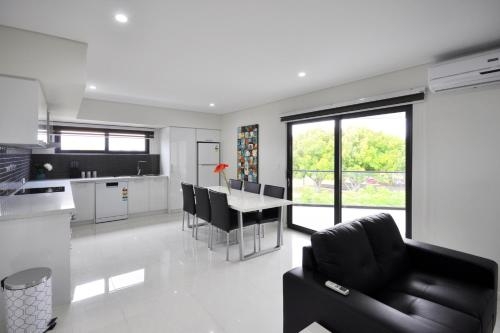 Imagen general del Hotel Coastal By Rockingham Apartments. Foto 5