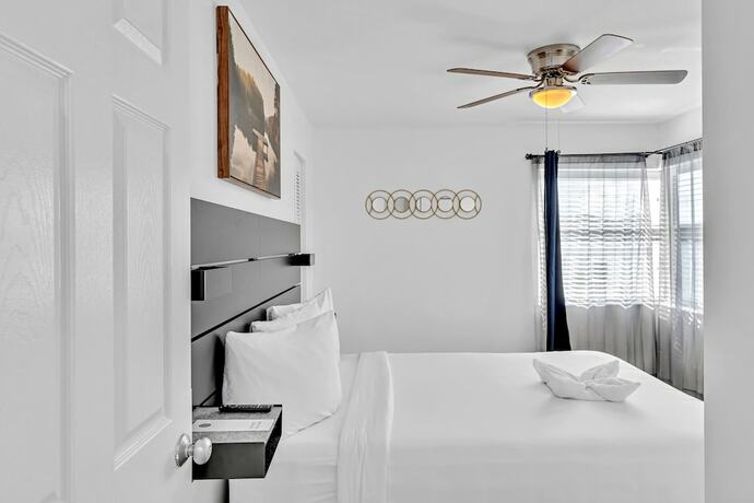 Imagen de la habitación del Hotel Coastal Sunset. Foto 15