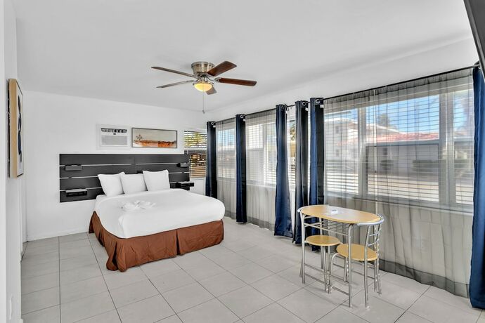 Imagen de la habitación del Hotel Coastal Sunset. Foto 18