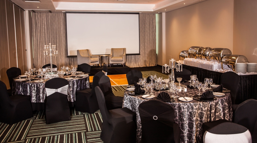 Imagen del bar/restaurante del Hotel Coastlands Umhlanga and Convention Centre. Foto 2