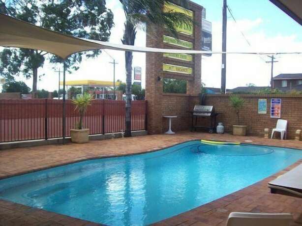 Imagen de la piscina del Hotel Cobar Town and Country Motor Inn. Foto 33