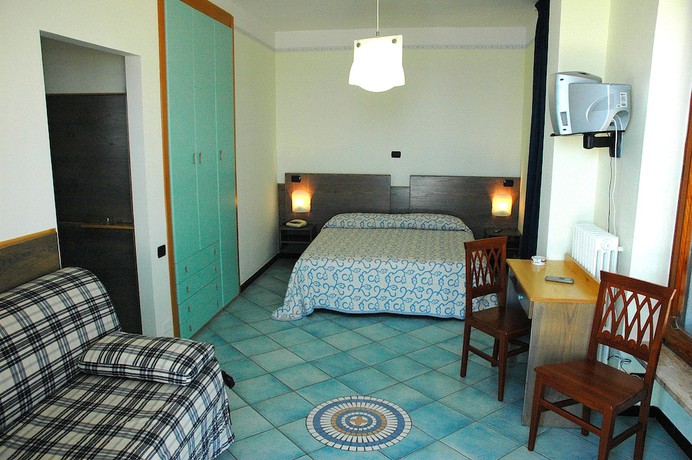 Imagen de la habitación del Hotel C&ocirc;te D'est. Foto 15