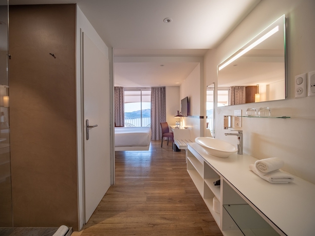 Imagen de la habitación del Hotel C&ocirc;t&eacute; Thalasso. Foto 5