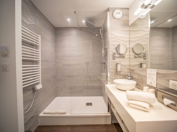 Imagen de la habitación del Hotel C&ocirc;t&eacute; Thalasso. Foto 7