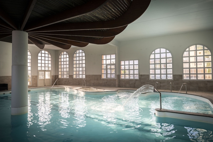 Imagen de la piscina del Hotel C&ocirc;t&eacute; Thalasso. Foto 14