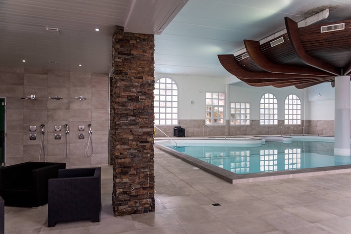 Imagen de la piscina del Hotel C&ocirc;t&eacute; Thalasso. Foto 15