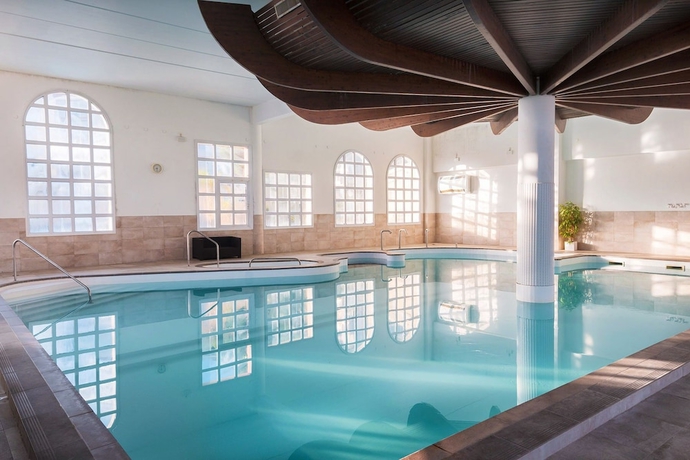 Imagen de la piscina del Hotel C&ocirc;t&eacute; Thalasso. Foto 16