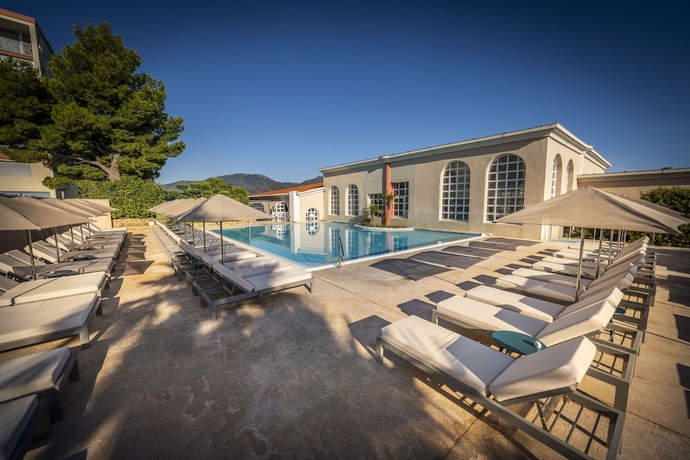 Imagen de la piscina del Hotel C&ocirc;t&eacute; Thalasso. Foto 17