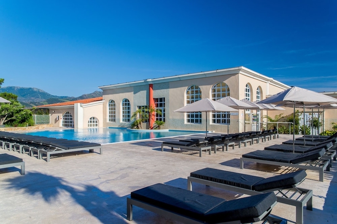 Imagen de la piscina del Hotel C&ocirc;t&eacute; Thalasso. Foto 18