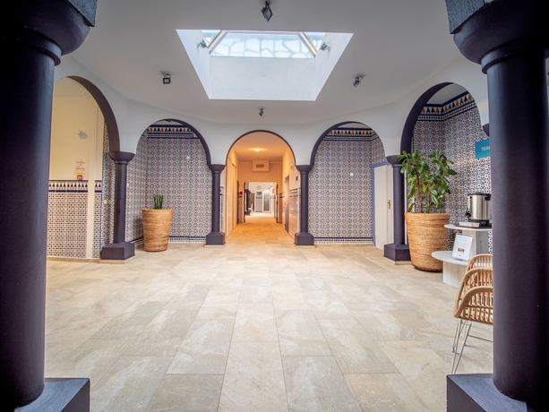 Imagen de los interiores del Hotel C&ocirc;t&eacute; Thalasso. Foto 13