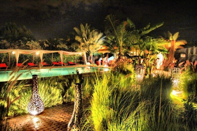 Imagen de la piscina del Hotel Coco Canel. Foto 13