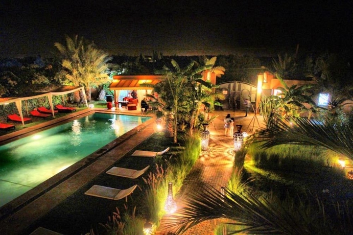 Imagen de la piscina del Hotel Coco Canel. Foto 14