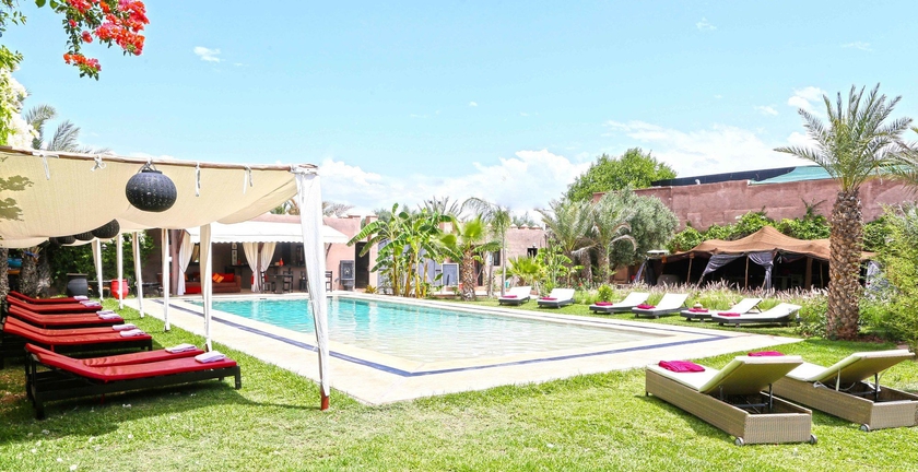 Imagen de la piscina del Hotel Coco Canel. Foto 16