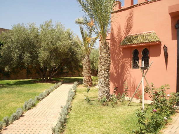 Imagen de los exteriores del Hotel Coco Canel. Foto 11