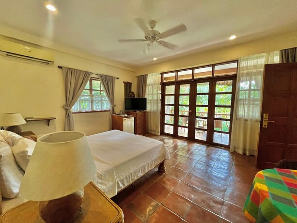 Imagen de la habitación del Hotel Coco Grove Beach Resort. Foto 19