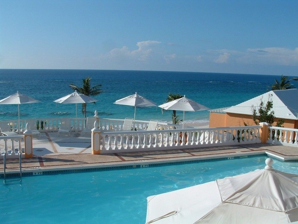 Imagen de la piscina del Hotel Coco Reef Bermuda. Foto 2