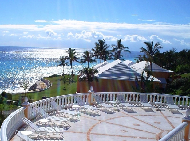 Imagen de la piscina del Hotel Coco Reef Bermuda. Foto 3