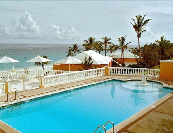 Imagen de la piscina del Hotel Coco Reef Bermuda. Foto 14