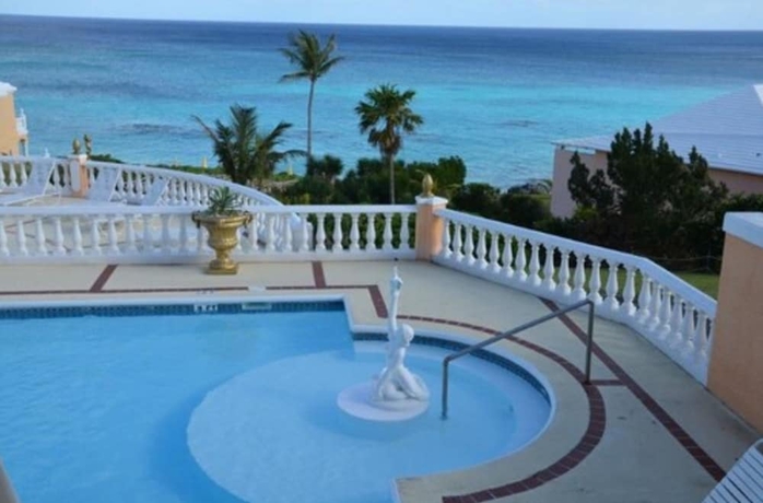 Imagen de la piscina del Hotel Coco Reef Bermuda. Foto 15