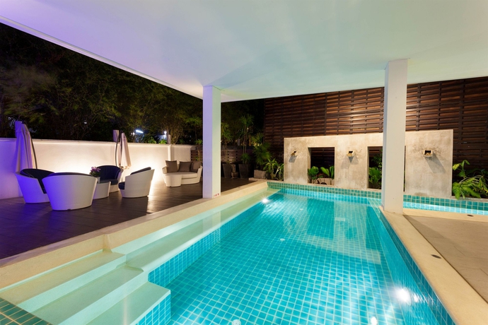 Imagen de la piscina del Hotel Coco Resort. Foto 16