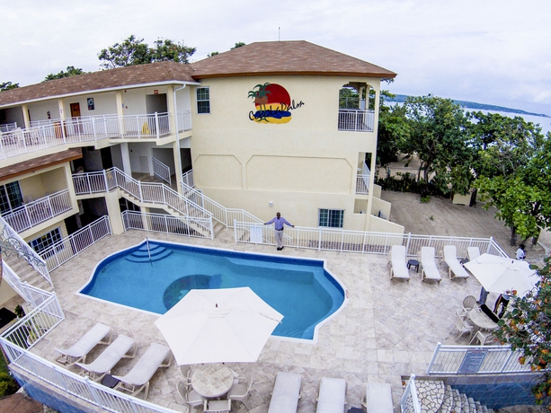 Imagen de la piscina del Hotel Cocolapalm Seaside Resort. Foto 14