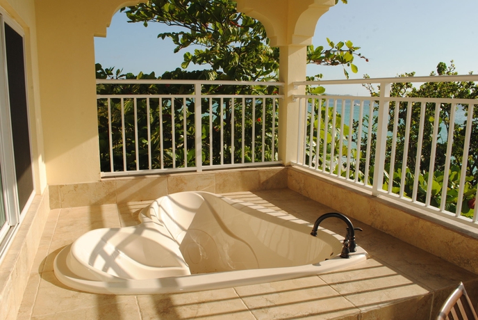 Imagen de los exteriores del Hotel Cocolapalm Seaside Resort. Foto 7