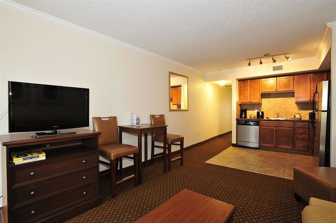 Imagen de la habitación del Hotel Coconut Cove All-suite. Foto 5