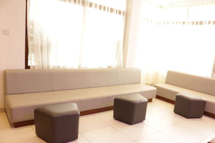Imagen de los interiores del Hotel Coconut Grove Sakumono. Foto 17