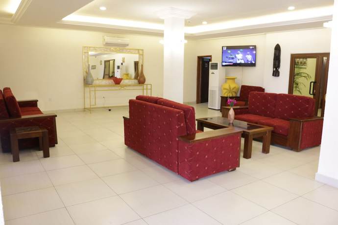 Imagen de los interiores del Hotel Coconut Grove Sakumono. Foto 18