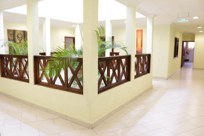 Imagen de los interiores del Hotel Coconut Grove Sakumono. Foto 20