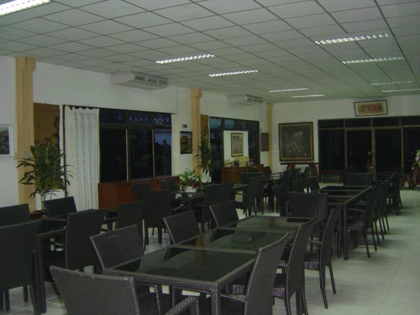 Imagen del bar/restaurante del Hotel Coconut Home Resort. Foto 2