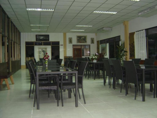 Imagen del bar/restaurante del Hotel Coconut Home Resort. Foto 3