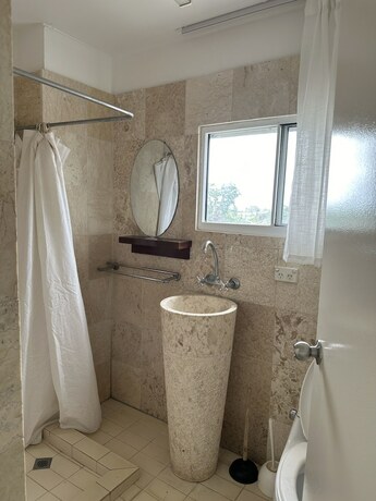 Imagen de la habitación del Hotel Coconut Palms Resort and Diamond Casino. Foto 17