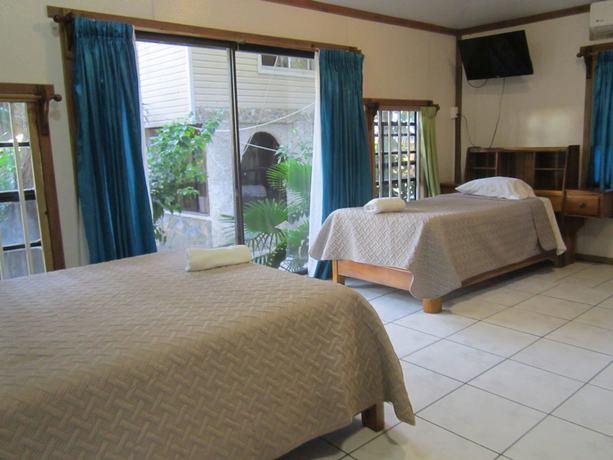 Imagen de la habitación del Hotel Coconut Tree West Bay. Foto 6
