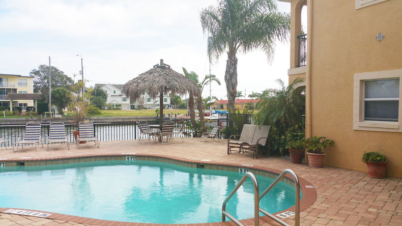 Imagen de la piscina del Hotel Coconut Villas Of Dunedin. Foto 13