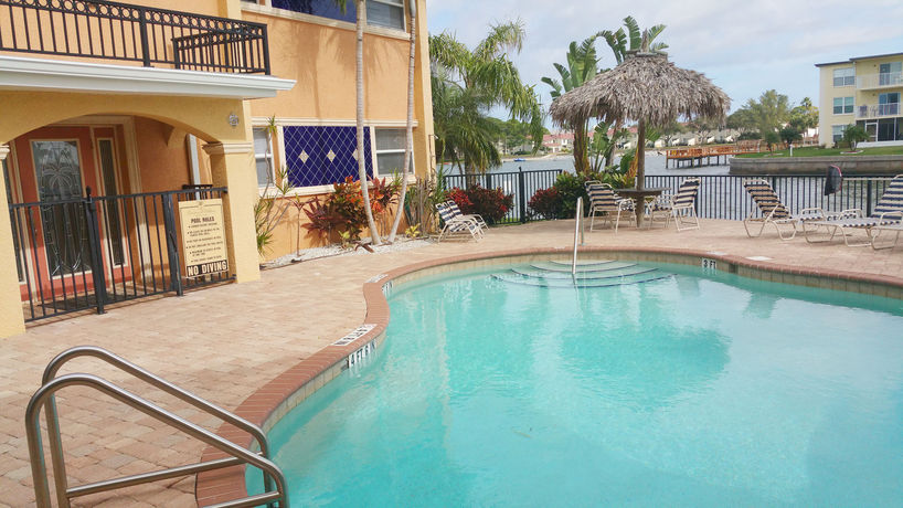 Imagen de la piscina del Hotel Coconut Villas Of Dunedin. Foto 14