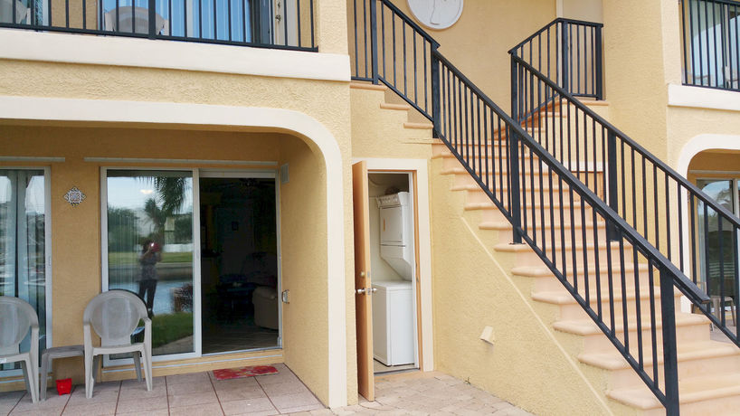 Imagen de la piscina del Hotel Coconut Villas Of Dunedin. Foto 16