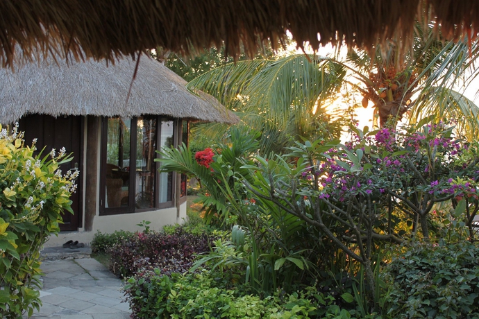 Imagen de los exteriores del Hotel Coconuts Beach Resort. Foto 7