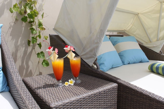 Imagen de los exteriores del Hotel Coconuts Beach Resort. Foto 9