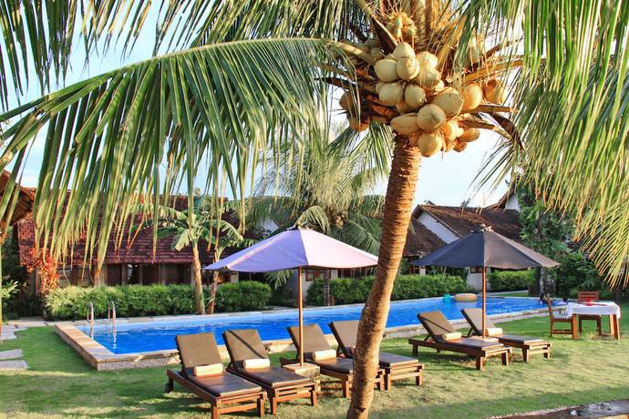 Imagen de la piscina del Hotel Cocotinos Manado A Boutique Dive Resort and Spa. Foto 11