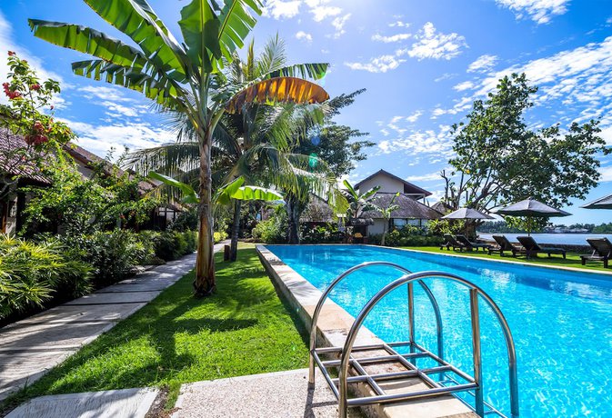 Imagen de la piscina del Hotel Cocotinos Manado A Boutique Dive Resort and Spa. Foto 12
