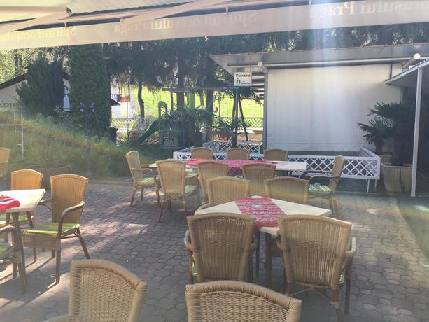 Imagen de los exteriores del Hotel Codrisor. Foto 12