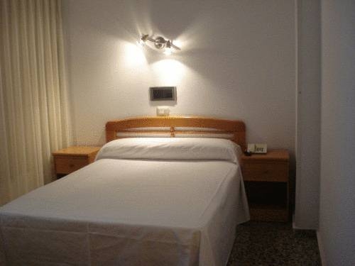 Imagen de la habitación del Hotel Cogullada. Foto 13