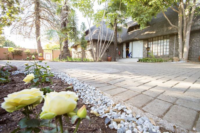 Imagen de los exteriores del Hotel Col-John. Foto 8